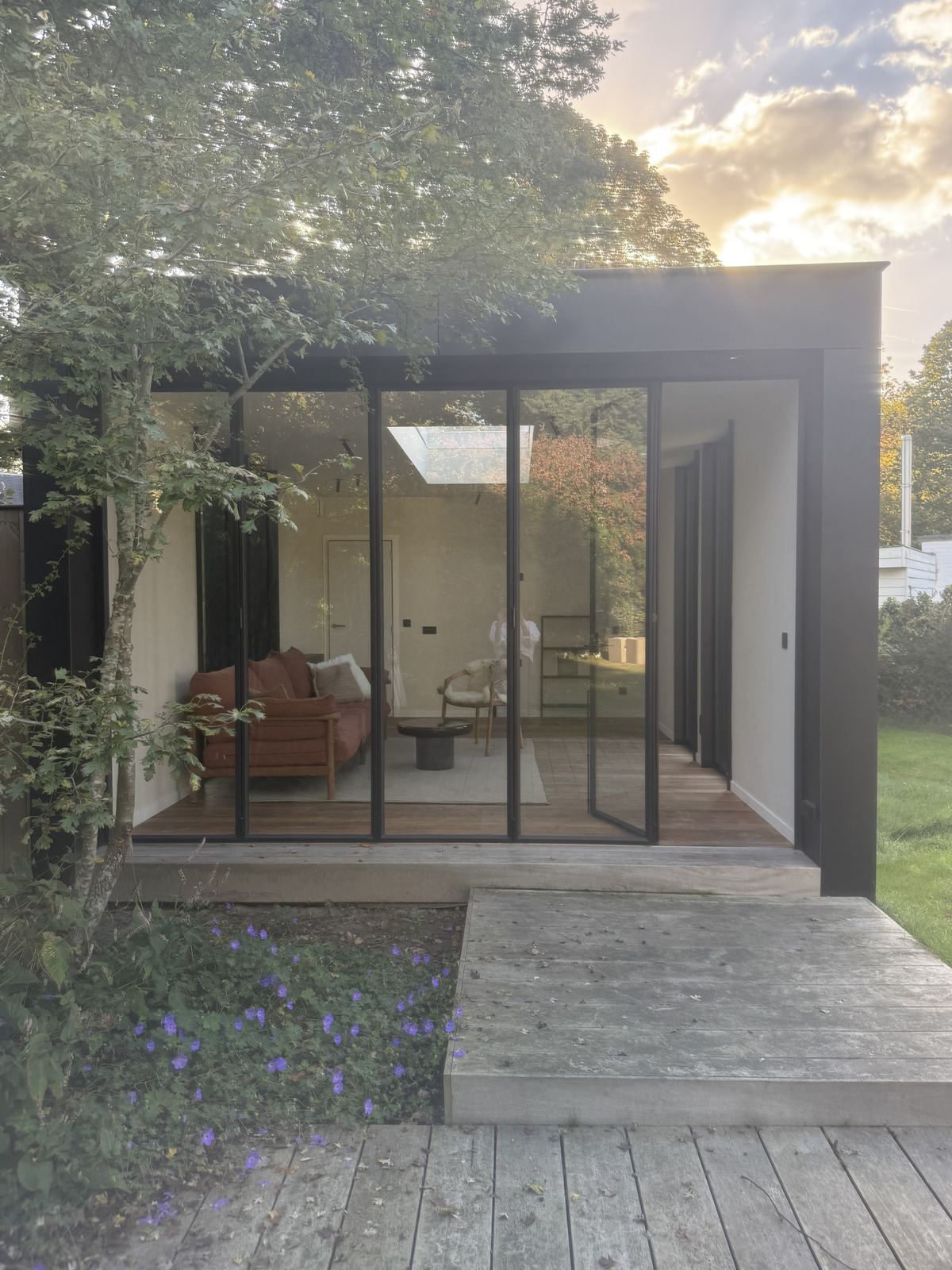 De praktijkruimte van Spiegelkracht in Gent, een licht paviljoen in de tuin